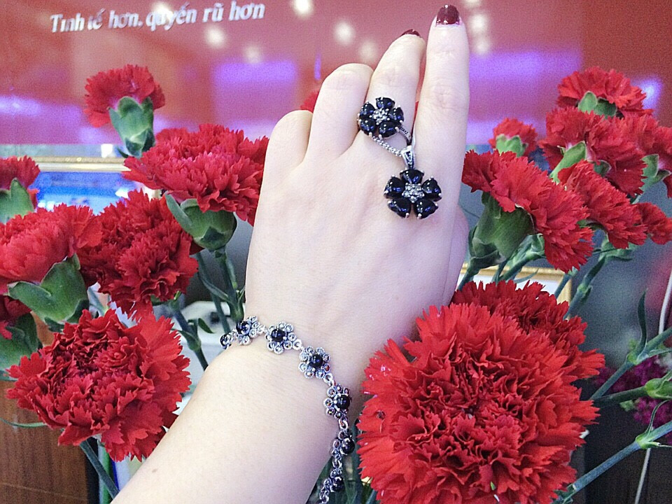 Ngày 20-10, các cô gái mong mốn được tặng gì?