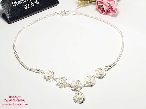 Bật mí bí mật sự thật đằng sau xu hướng mới giới trẻ thích đeo trang sức bạc hơn trang sức vàng