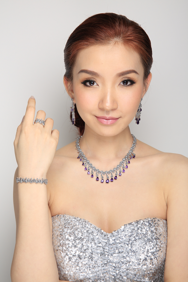  Muốn khuôn mặt tăng nhiều phúc khí hãy đeo vòng cổ bạc để đươc may mắn . 
