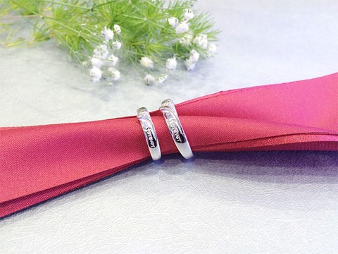 Nhẫn bạc tượng trưng cho tình yêu lâu bền vĩnh cửu