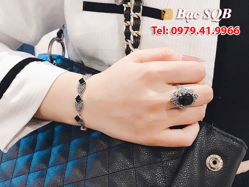 Đá Onyx màu đen với sọc trắng (Black Onyx) là loại nổi tiếng nhất