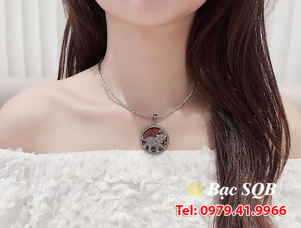 Mặt dây chuyền bạc Thái – Điểm chạm nhỏ làm bừng sáng cả thần thái người phụ nữ