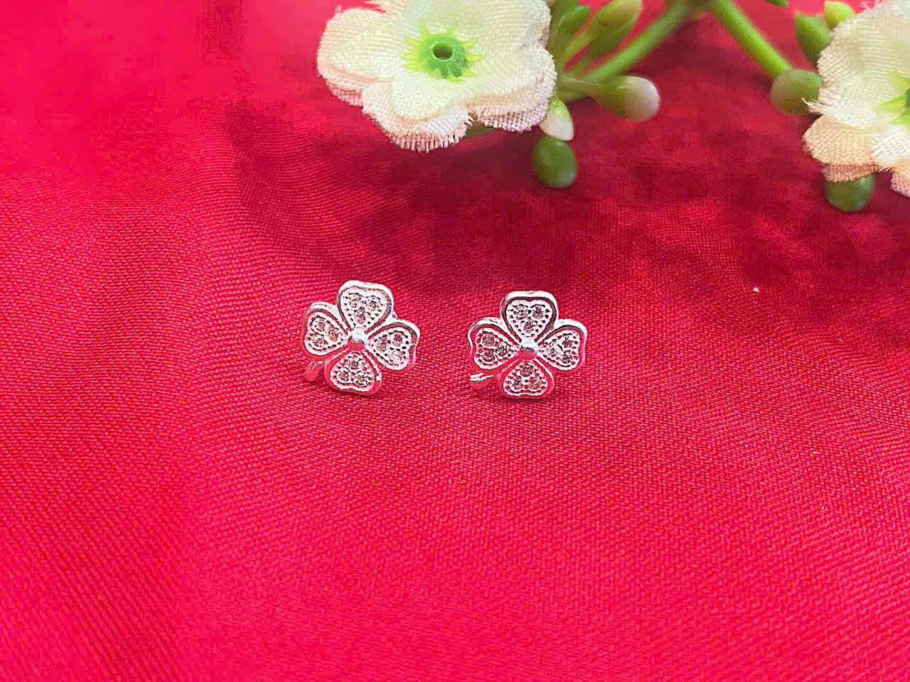 Khuyên tai bạc  gắn đá cubic sang trọng ER-1504 Khuyên tai bạc  gắn đá cubic sang trọng ER-1504