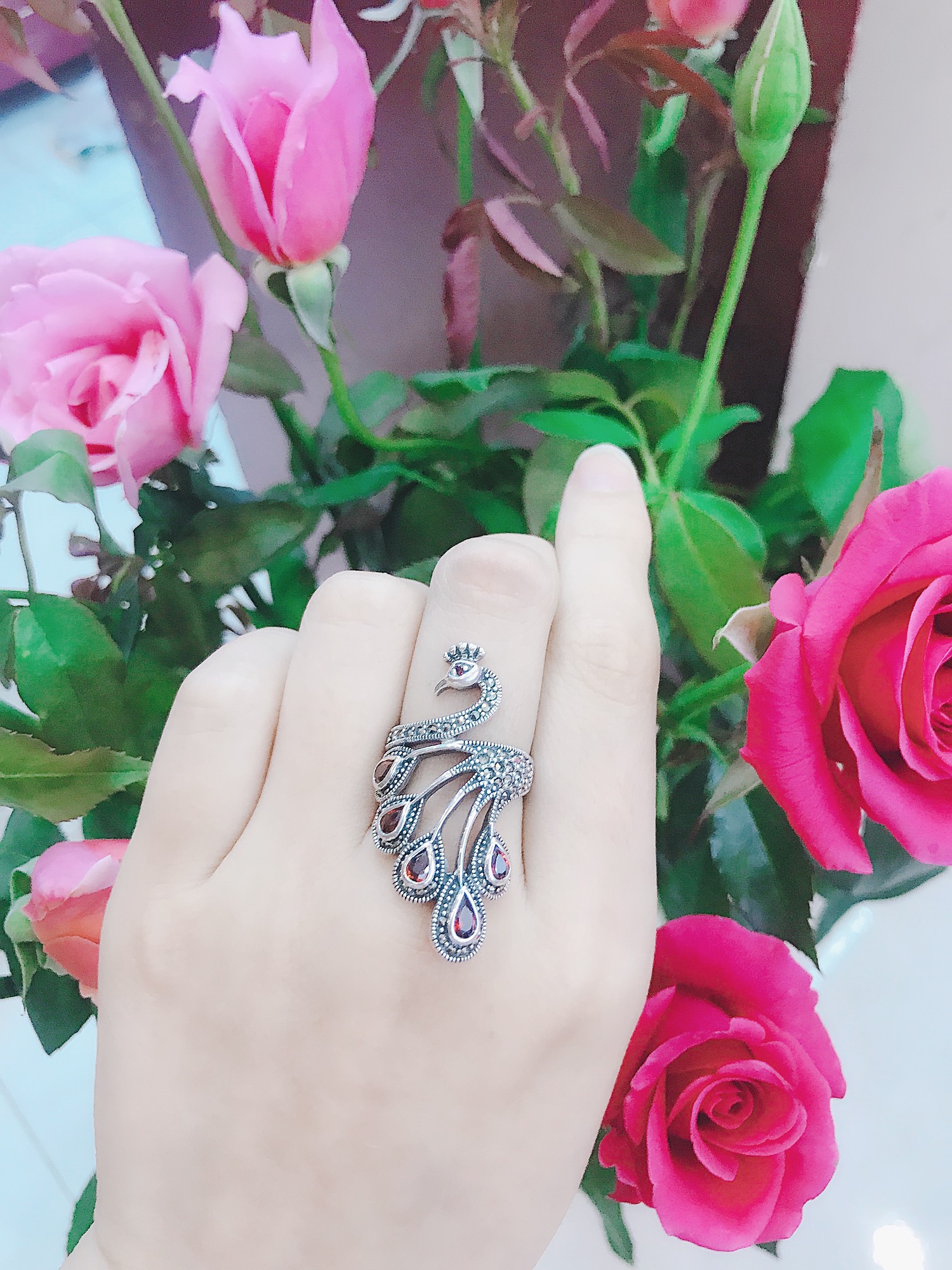 Đeo Nhẫn Con Công Có Ý Nghĩa Gì? Khám Phá Biểu Tượng Phong Thủy Mang Lại May Mắn